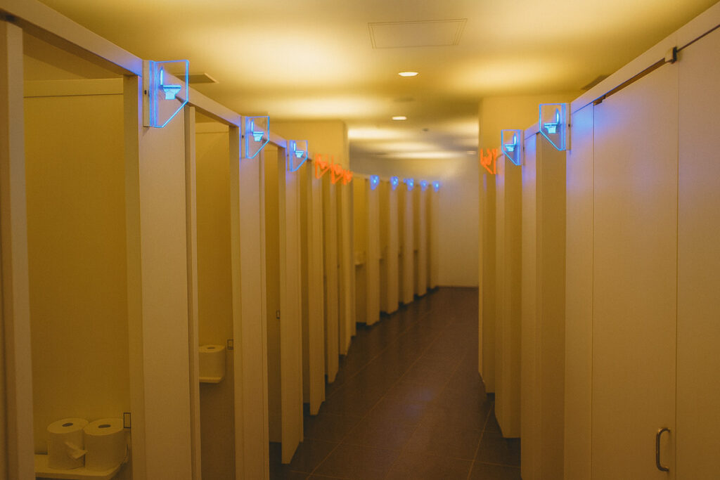 hharts トイレ満空システムによる非接触型トイレ表示で高齢者にも優しい環境