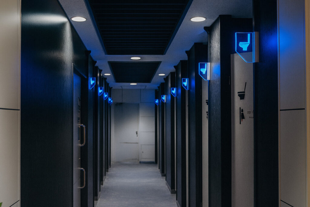 hharts トイレ満空システムによる無人トイレ通路のリアルタイム可視化